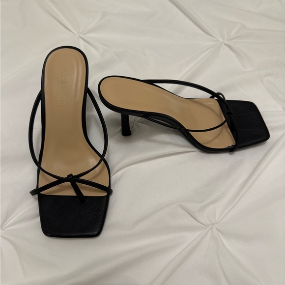 FASHION NOVA thong heels - Picture 3 of 3